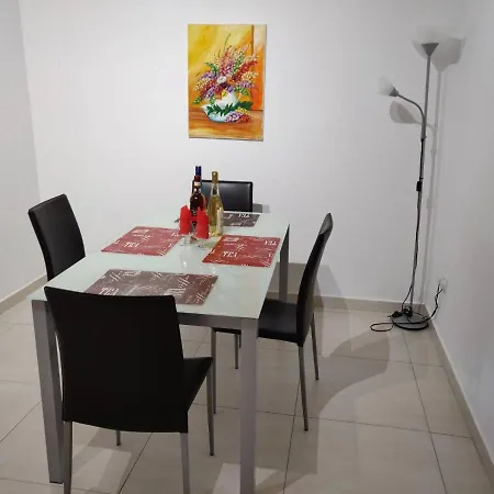 Spacious 5 Minutes' Walk From The Beach.