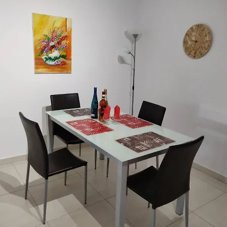 Spacious 5 Minutes' Walk From The Beach. アパート *