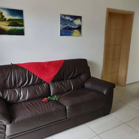 Spacious 5 Minutes' Walk From The Beach. アパート *