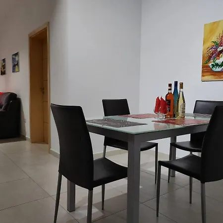 アパート Spacious 5 Minutes' Walk From The Beach. マルサスカーラ