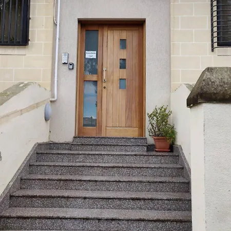 Spacious 5 Minutes' Walk From The Beach. アパート