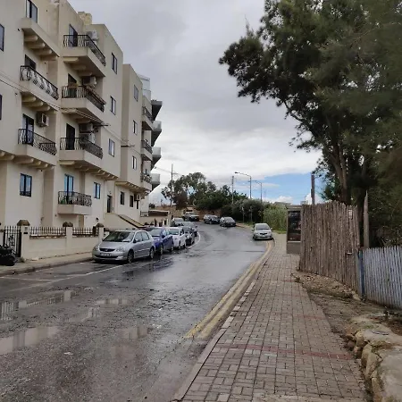 Spacious 5 Minutes' Walk From The Beach.
