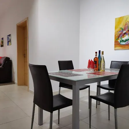 Spacious 5 Minutes' Walk From The Beach. 公寓