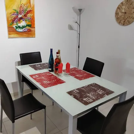 Spacious 5 Minutes' Walk From The Beach. * 马尔萨斯卡拉