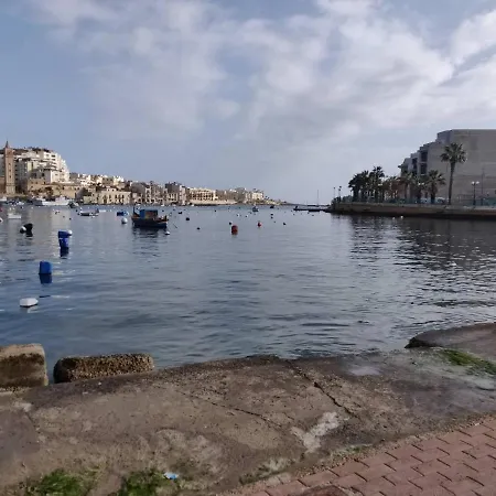 Spacious 5 Minutes' Walk From The Beach.