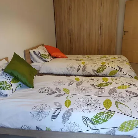 公寓 Spacious 5 Minutes' Walk From The Beach. *