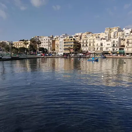 Spacious 5 Minutes' Walk From The Beach. 公寓