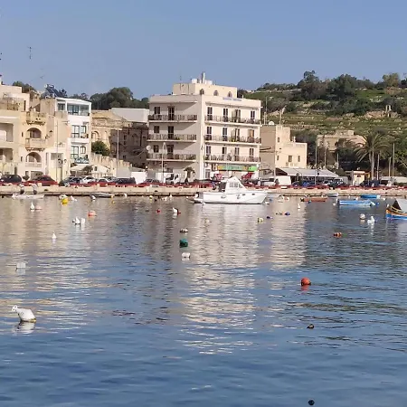 Spacious 5 Minutes' Walk From The Beach.